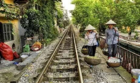 住鐵軌旁邊